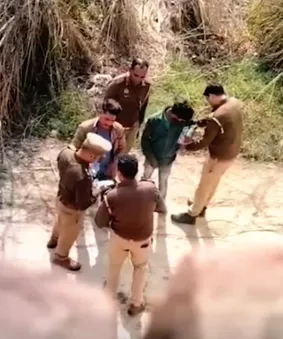 रक्षक ही भक्षक! अलीगढ़ में पुलिस का शर्मनाक खेल, युवकों को चाकू लगाकर बना रही अपराधी