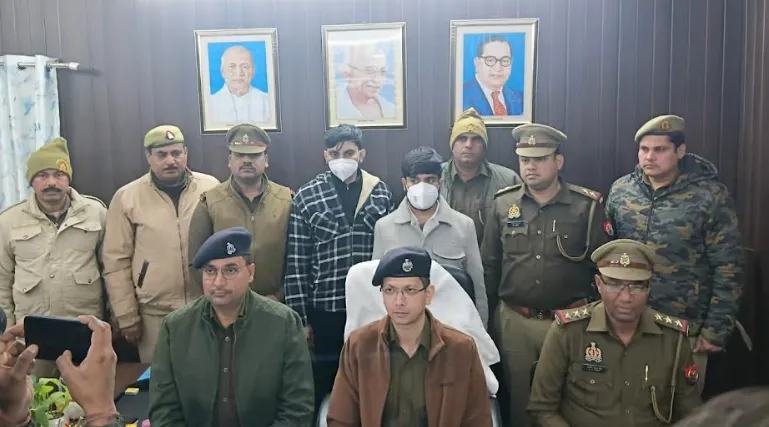 नोएडा: कॉमर्शियल वाहनों की चोरी कर पार्ट्स बेचने वाले दो शातिर वाहन चोर गिरफ्तार