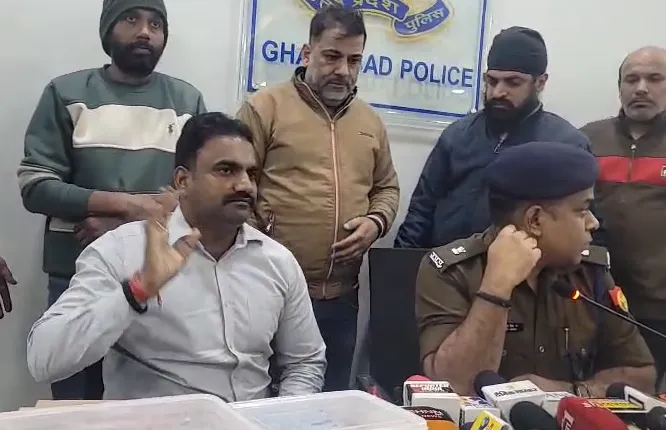 गाजियाबाद पुलिस ने फर्जी डॉक्टर गिरोह का पर्दाफाश किया, 4 गिरफ्तार, लाखों की दवाइयां और सिमकार्ड बरामद