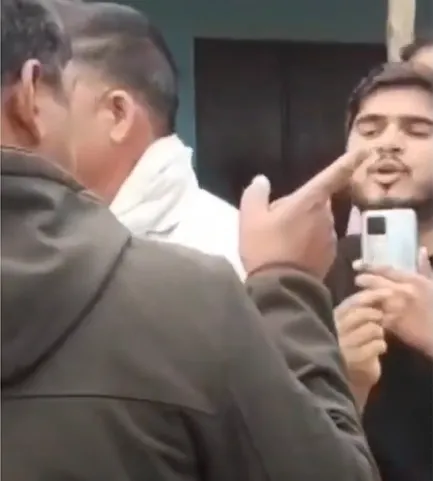 औरैया में पुलिस की बर्बरता कैमरे में कैद, दरोगा ने युवक को मारे थप्पड़, एसपी ने लिया एक्शन