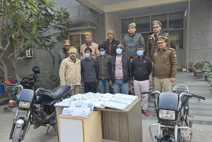 नोएडा पुलिस ने चोरी के लैपटॉप, मोबाइल और मोटरसाइकिल के साथ 4 शातिर बदमाशों को पकड़ा