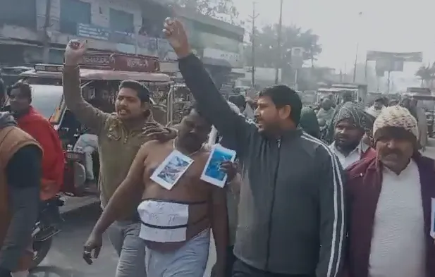 मुजफ्फरनगर: मृतक सोनू कश्यप के समर्थन में पुलकित कश्यप ने अर्धनग्न प्रदर्शन किया