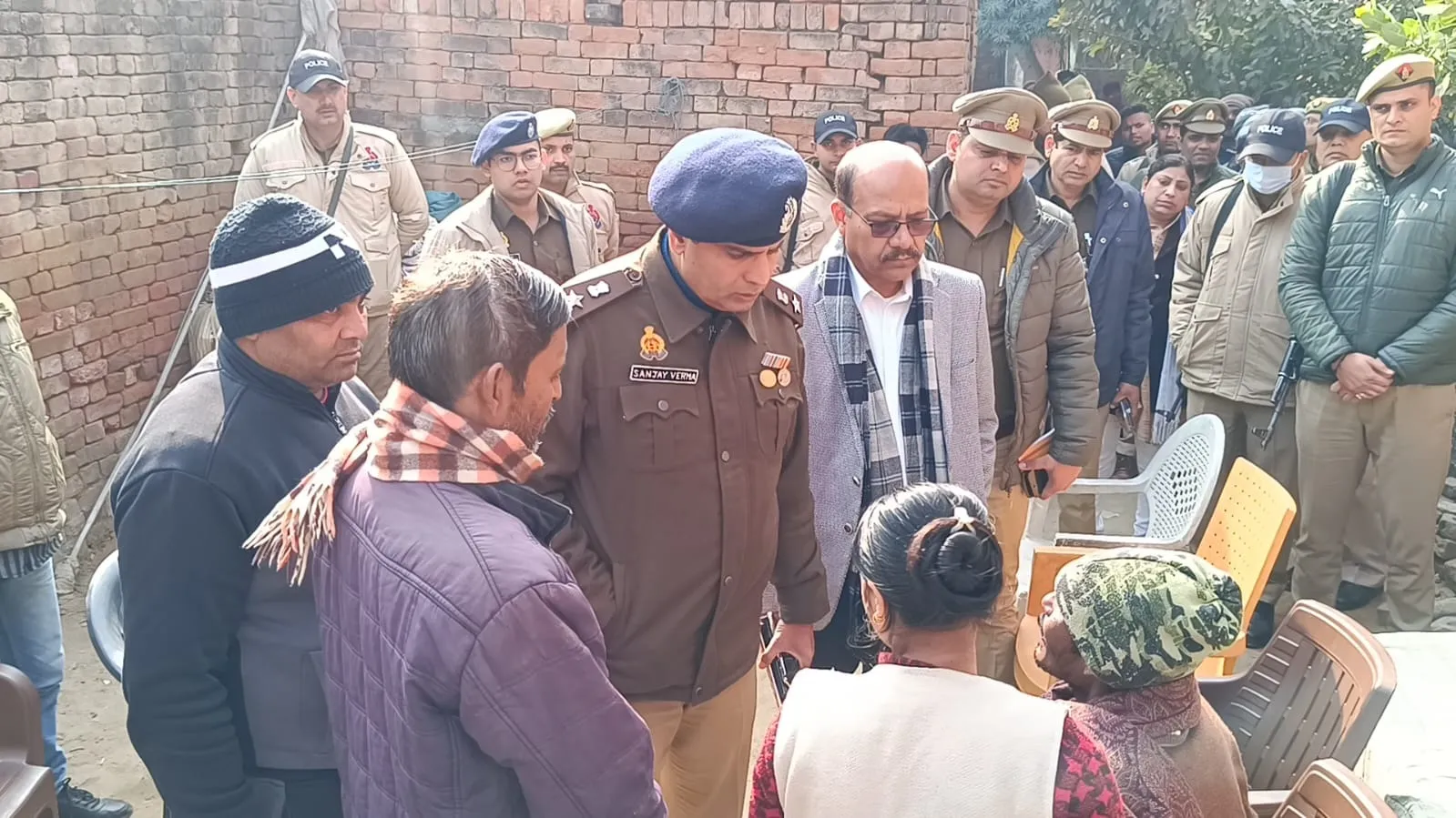 मुज़फ्फरनगर में सोनू कश्यप के परिजनों से मिले डीएम और एसएसपी, न्याय का भरोसा दिलाते हुए शांति की अपील की