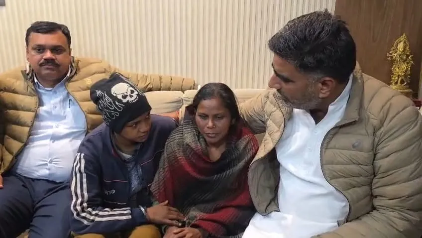   मुज़फ्फरनगर में सियासी घमासान: पुलिस को चकमा देकर पहुँचे सपा विधायक अतुल प्रधान; पीड़ित परिवार को दी 1 लाख की मदद; सरकार पर लगाए गंभीर आरोप 