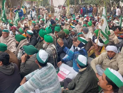 मेरठ सिटी स्टेशन पर भाकियू टिकैत का जोरदार प्रदर्शन: संगम एक्सप्रेस पर किसानों का कब्जा 