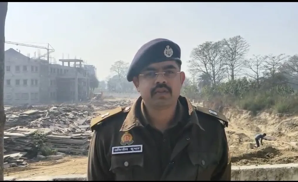 मेरठ में बदमाशों का तांडव: झूमर व्यापारी के परिवार को बंधक बना 15 लाख की डकैती, 2 घंटे तक घर में मचाया उत्पात