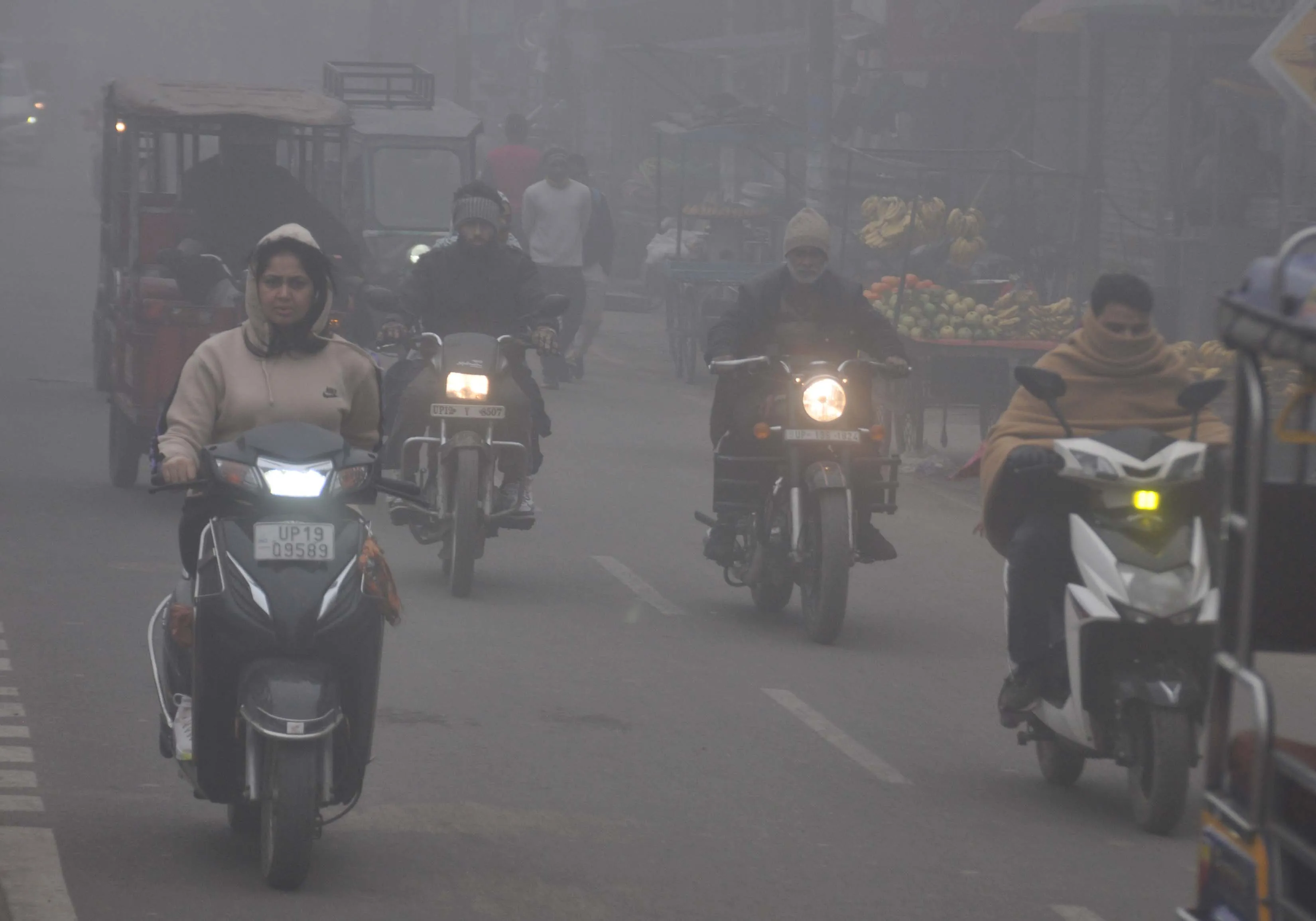 शामली में घना कोहरा और ठंड से जनजीवन प्रभावित, सुबह-शाम आवागमन में मुश्किल