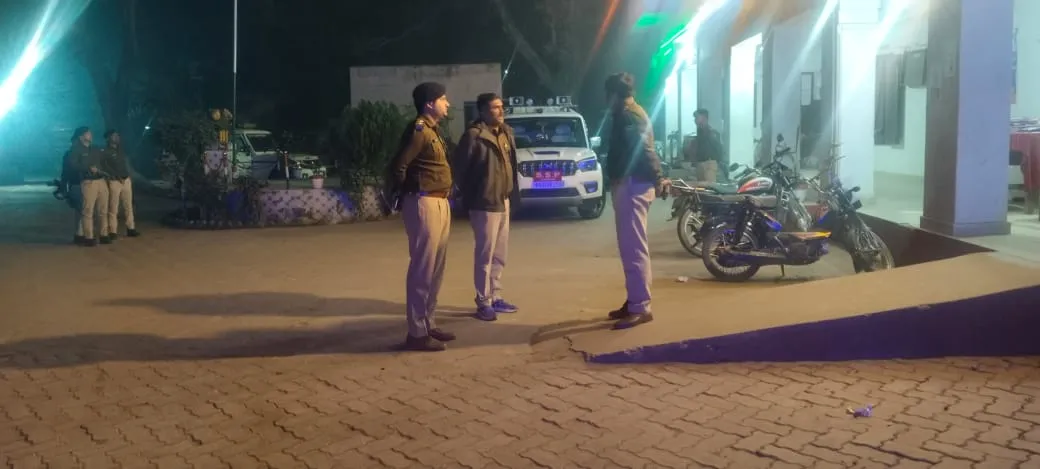 एसएसपी विनीत कुमार ने मकेर, गरखा और परसा थानों का किया औचक निरीक्षण