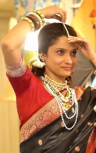 अंकिता लोखंडे ने दोस्तों के साथ मनाया 'हल्दी-कुमकुम' का जश्न, आरती सिंह भी आईं नजर 