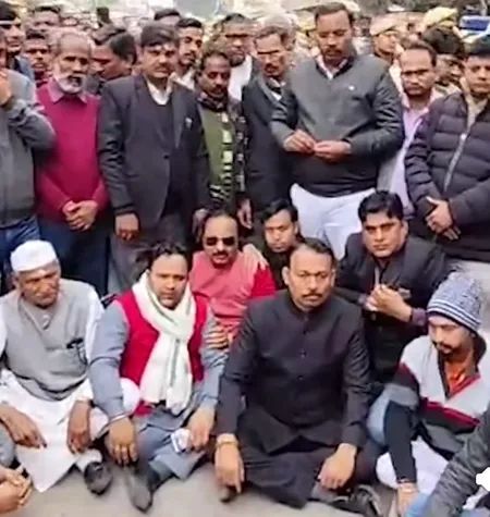 यूजीसी नियमों के विरोध ने पकड़ा तूल, बरेली में सिटी मजिस्ट्रेट अलंकार अग्निहोत्री धरने पर, भाजपा में भी इस्तीफों से बढ़ी हलचल 