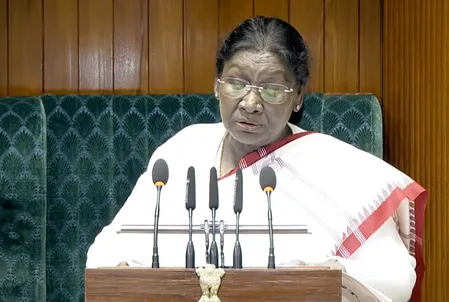 10 साल में 25 करोड़ लोग गरीबी से बाहर आए, आयकर में हुआ ऐतिहासिक सुधार : राष्ट्रपति 