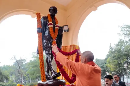 शहीद दिवस: सीएम योगी ने महात्मा गांधी की पुण्यतिथि पर दी श्रद्धांजलि, बापू के आदर्शों को किया याद
