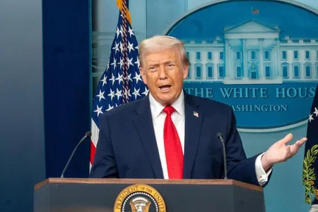 अमेरिका ईरान की ओर पहले से बड़ा नौसैनिक बेड़ा भेज रहा है, सभी विकल्प खुले : ट्रंप 