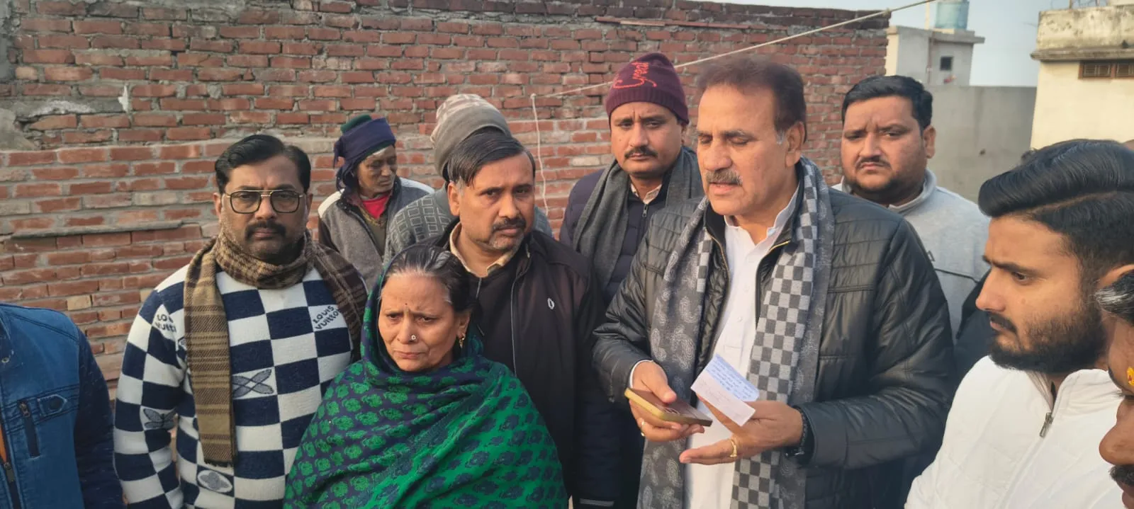 बुढ़ाना: पाइपलाइन लीकेज से 10 मकानों में आई दरारें, गिरने का खतरा; पूर्व विधायक उमेश मलिक ने डीएम से की मुआवजे की मांग