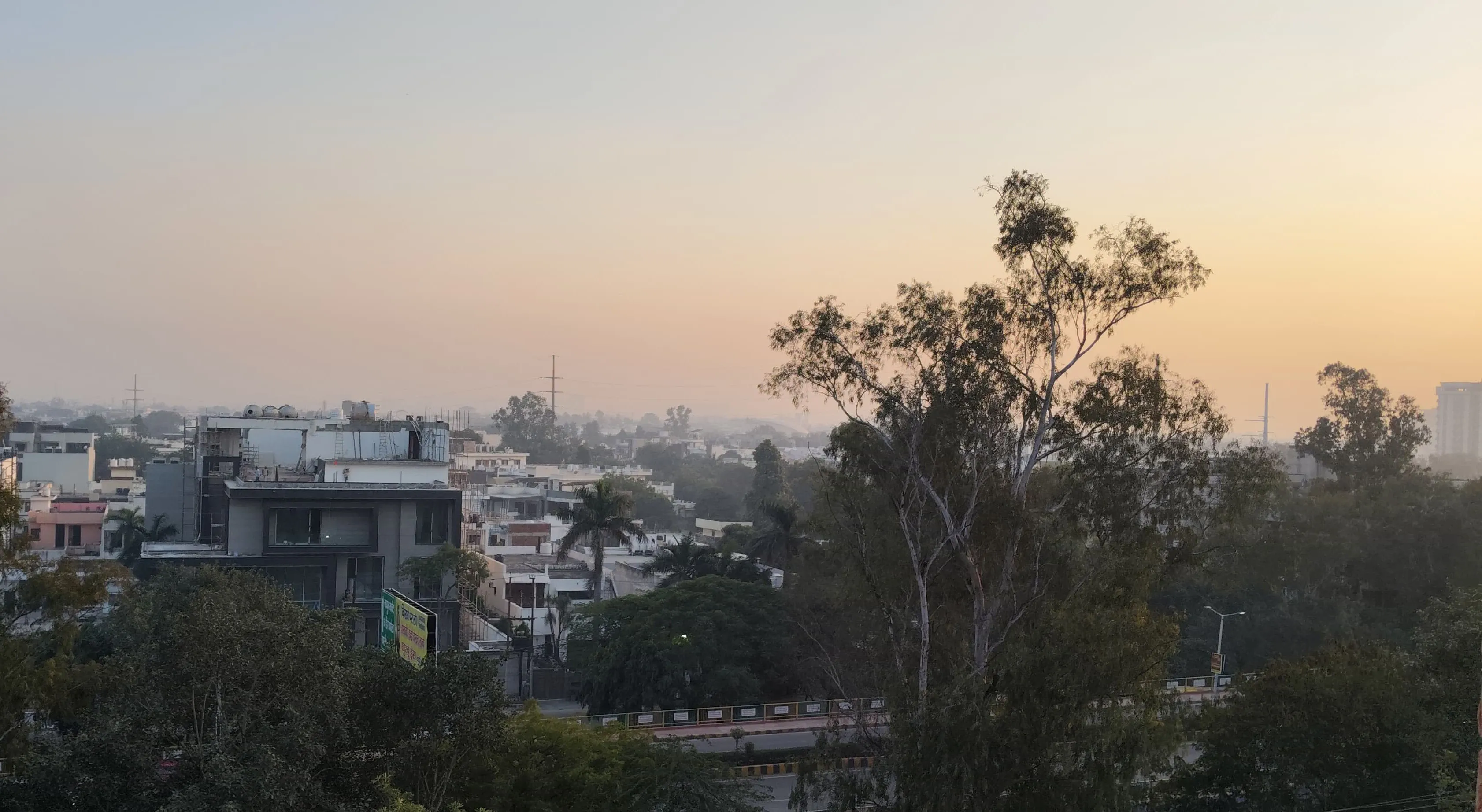 पश्चिम यूपी में ठंड बढ़ी, पहाड़ों की बर्फबारी से तापमान में भारी गिरावट