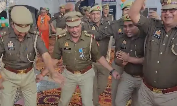 मुजफ्फरनगर: गणतंत्र दिवस पर पुलिस कर्मियों ने देशभक्ति के गानों पर किया जबरदस्त डांस