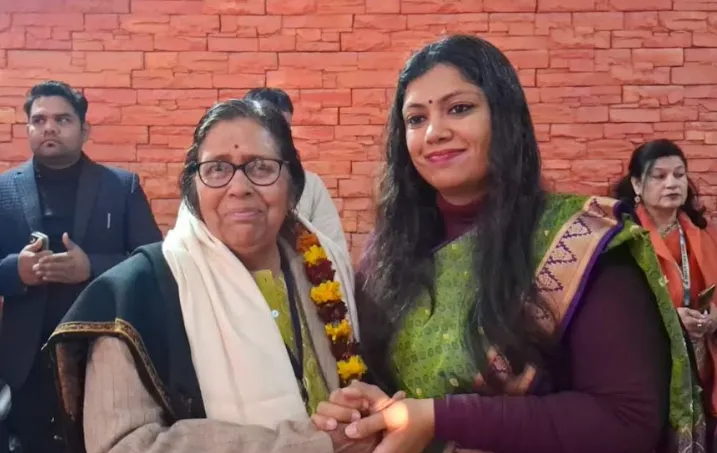 नोएडा में 77वें गणतंत्र दिवस का उत्सव: जिलाधिकारी मेधा रूपम ने किया ध्वजारोहण और स्वतंत्रता सेनानियों को किया सम्मानित