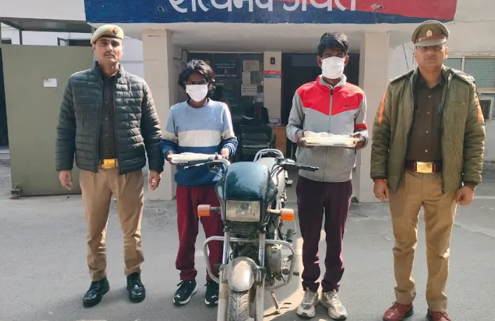 नोएडा में मोबाइल स्नैचिंग गिरोह का भंडाफोड़, दो शातिर बदमाश गिरफ्तार, 10 मोबाइल व अवैध हथियार बरामद