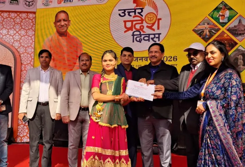 नोएडा में उत्तर प्रदेश दिवस-2026: बच्चों ने पेश किए रंगारंग देशभक्ति कार्यक्रम