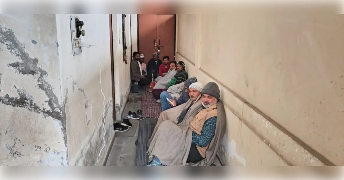 मुजफ्फरनगर में बारिश और कड़ाके की ठंड में भी नहीं डिगे किसानों के हौसले; घटतौली के खिलाफ 'आर-पार' की जंग जारी