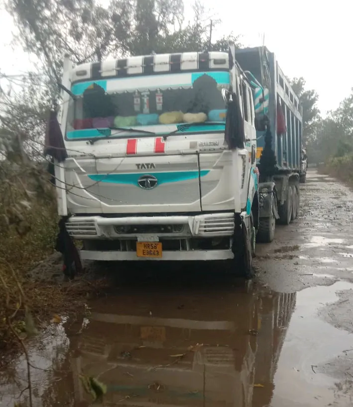 सहारनपुर: थाना सरसावा पुलिस और राजस्व टीम ने ओवरलोड रेत से भरा डम्पर सीज किया