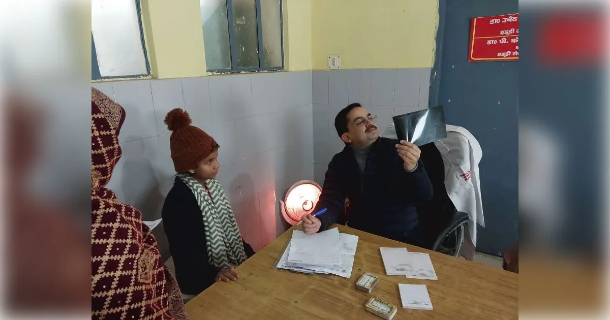 मुजफ्फरनगर: सीएमओ डॉ. सुनील तेवतिया ने खुद संभाली जिला अस्पताल की ओपीडी; खतौली ट्रॉमा सेंटर में दिए सुधार के निर्देश