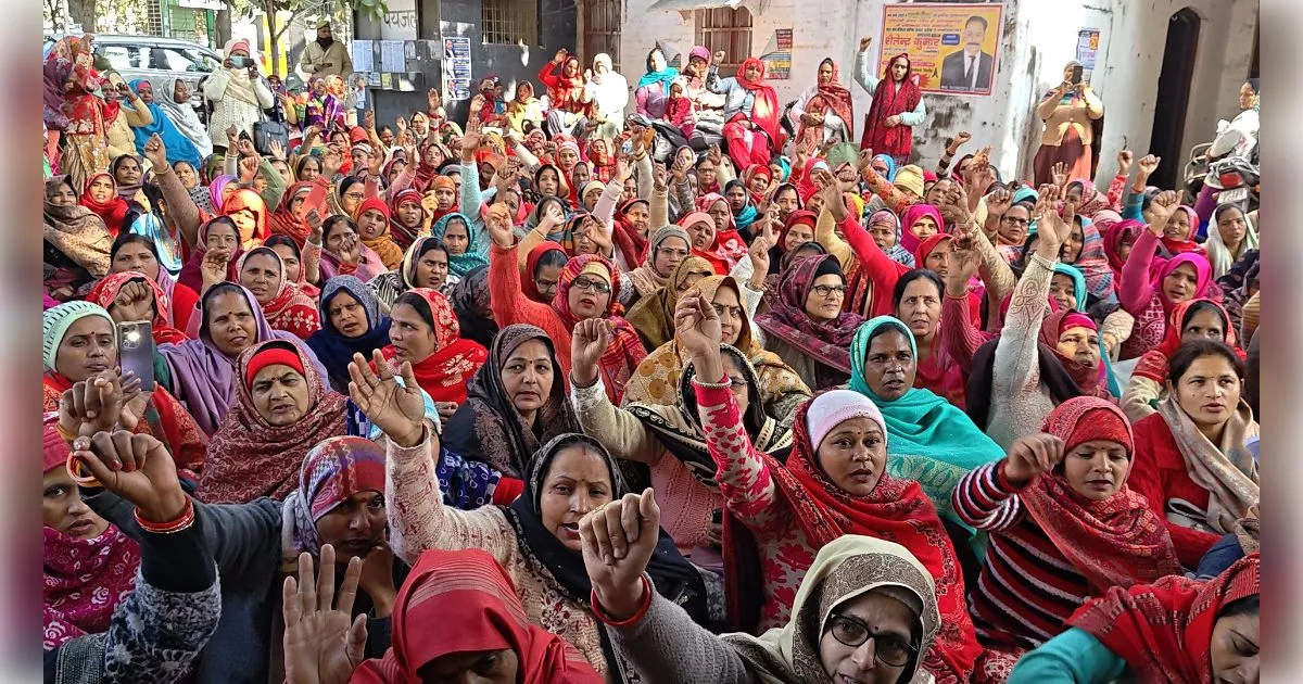 मुज़फ्फरनगर में महिला आंगनबाड़ी कर्मचारी संघ ने डीएम कार्यालय पर किया प्रदर्शन, मांगों को लेकर भरी हुंकार