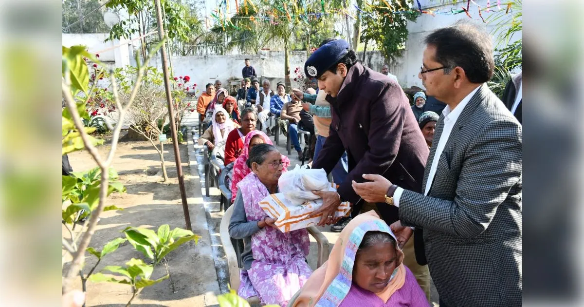 मुज़फ्फरनगर में एसएसपी ने वृद्धाश्रम पहुंचकर जाना बुजुर्गों का हाल; उपहार भेंट कर लिया आशीर्वाद