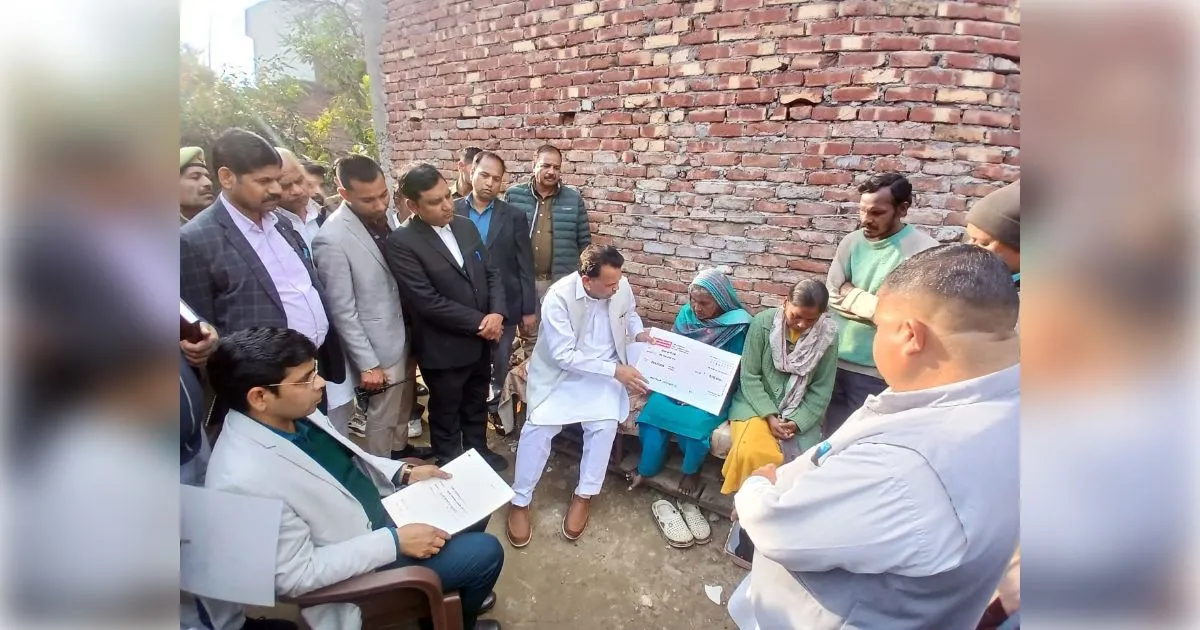 सोनू कश्यप की माता को मिली पांच लाख की आर्थिक मदद; राज्यमंत्री नरेंद्र कश्यप ने सौंपा चेक