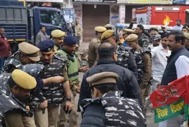 वाराणसी में सपा बनाम प्रशासन! सपाइयों को मणिकर्णिका घाट जाने से रोका गया, कई नेता नजरबंद