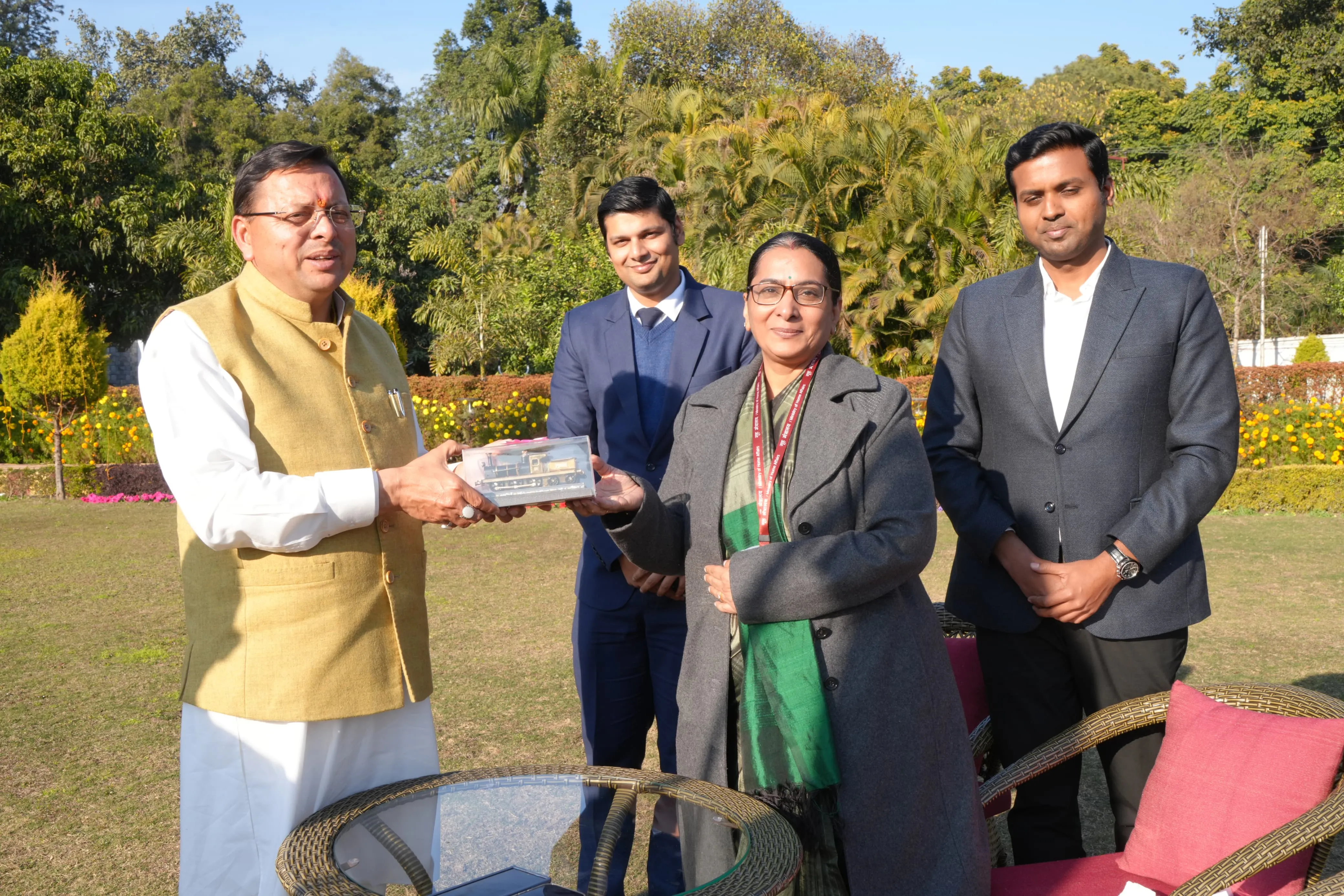 डीआरएम मुरादाबाद ने मुख्यमंत्री से की भेंट, अर्द्धकुंभ व भविष्य की रेल परियोजनाओं पर हुई चर्चा