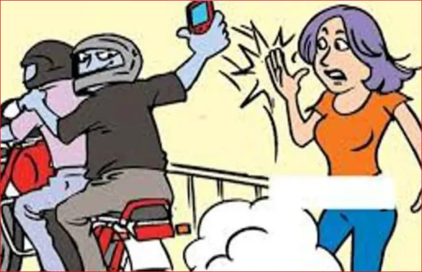 नोएडा में बाइक सवार बदमाशों का आतंक: युवती का आईफोन लूटे, फैक्ट्री से मोबाइल और नकद चोरी