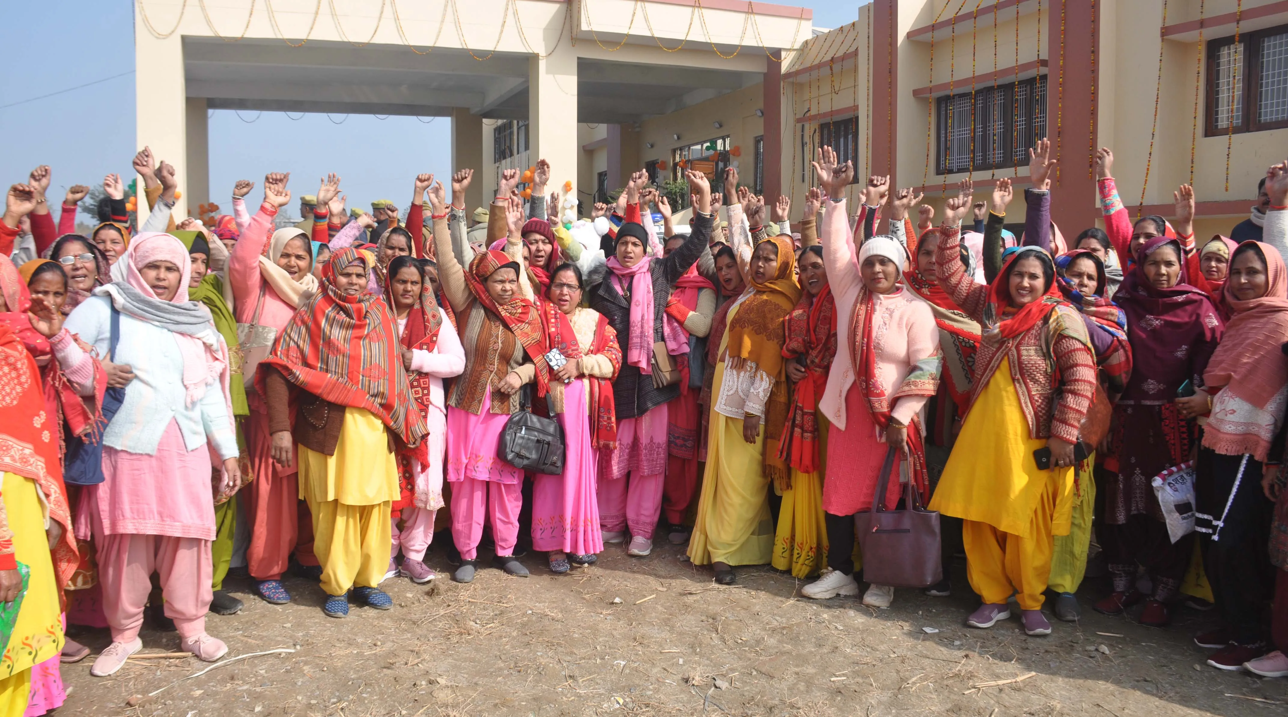 शामली में आंगनबाड़ी कार्यकर्ताओं का प्रदर्शन, प्रधानमंत्री के नाम डीएम को सौंपा ज्ञापन