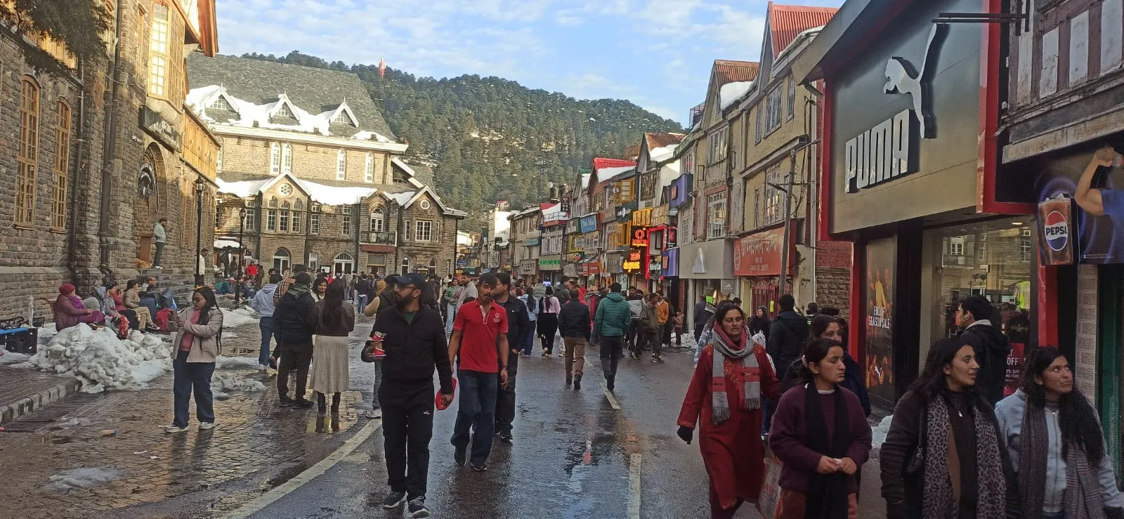 हिमाचल में भारी हिमपात-तूफान का अलर्ट, अवरुद्ध सड़कों और बिजली का बहाली कार्य जारी