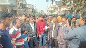 इंदौर दूषित पानी मामला : भागीरथपुरा में सड़क पर शव रखकर चक्काजाम, भाजपा पार्षद के खिलाफ नारेबाजी