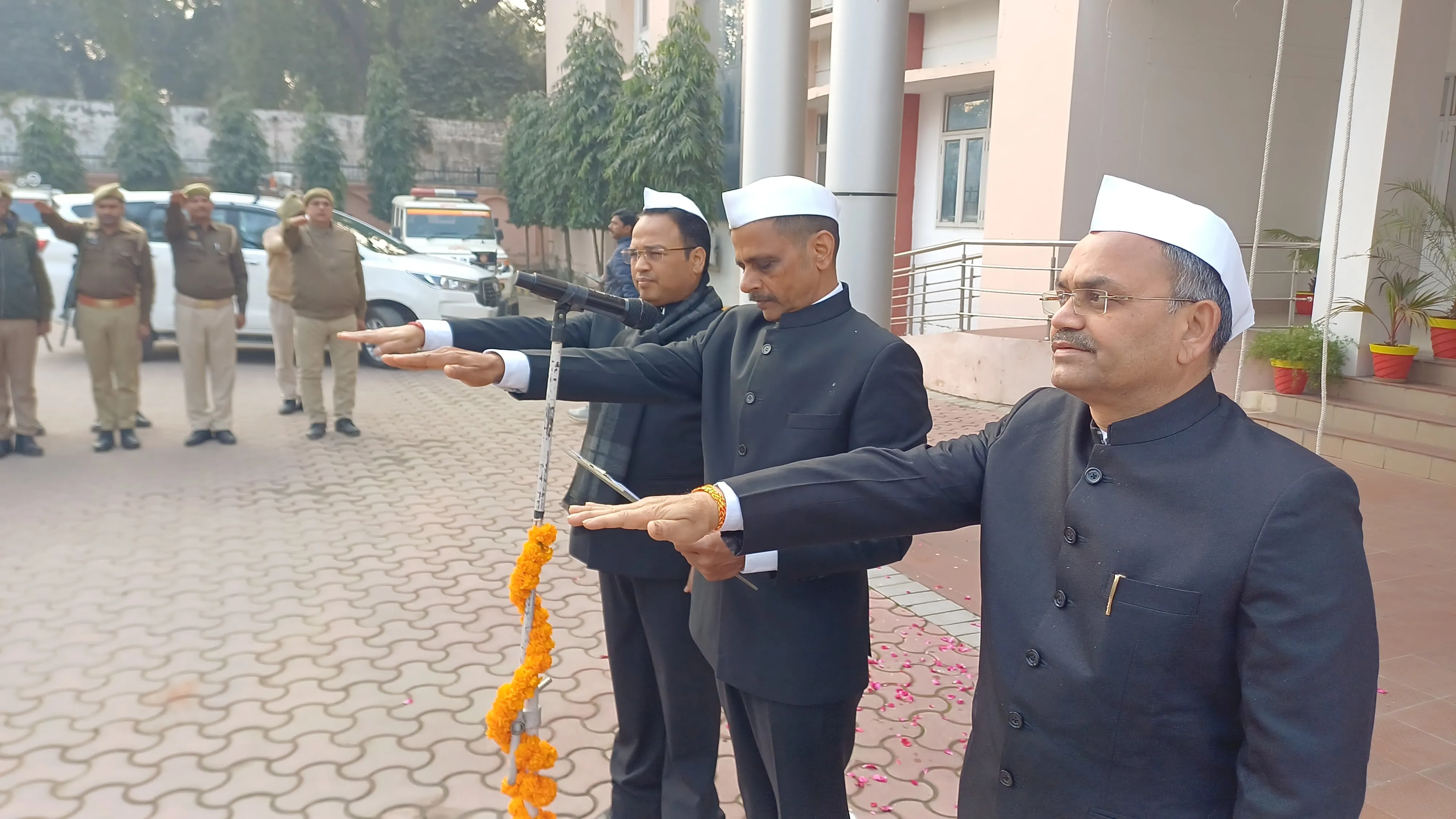 संविधान के सम्मान में लहराया तिरंगा, आयुक्त व जिलाधिकारी ने दिलाई शपथ