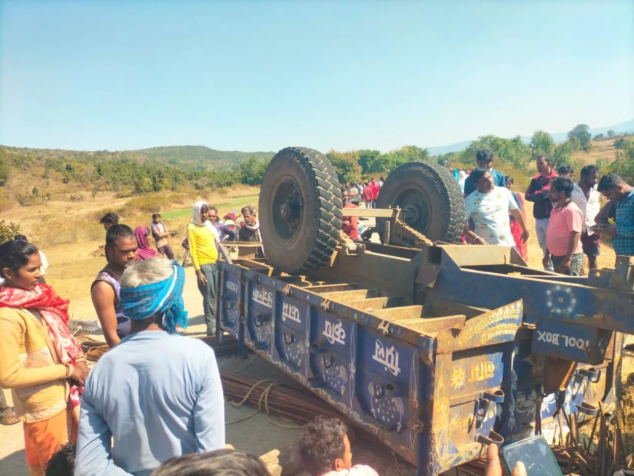 बैल को बचाने की कोशिश में ट्रैक्टर पलटा, तीन मासूम बहनों की दर्दनाक मौत