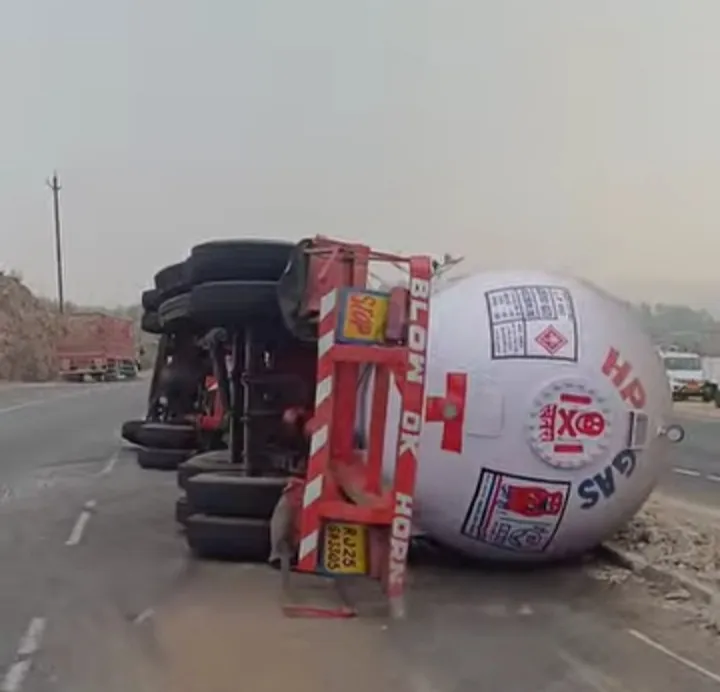 मध्य प्रदेश के झाबुआ में बड़ा हादसा: एलपीजी गैस टैंकर पलटा, नेशनल हाईवे पर आवाजाही बंद