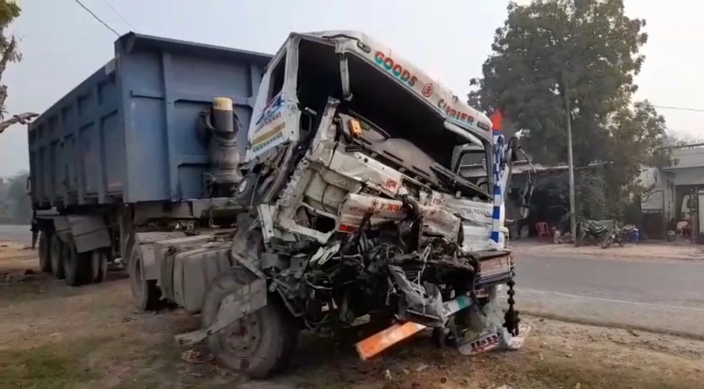तेज रफ्तार डंपर ने ट्रक को मारी पीछे से टक्कर, चालक की मौके पर मौत