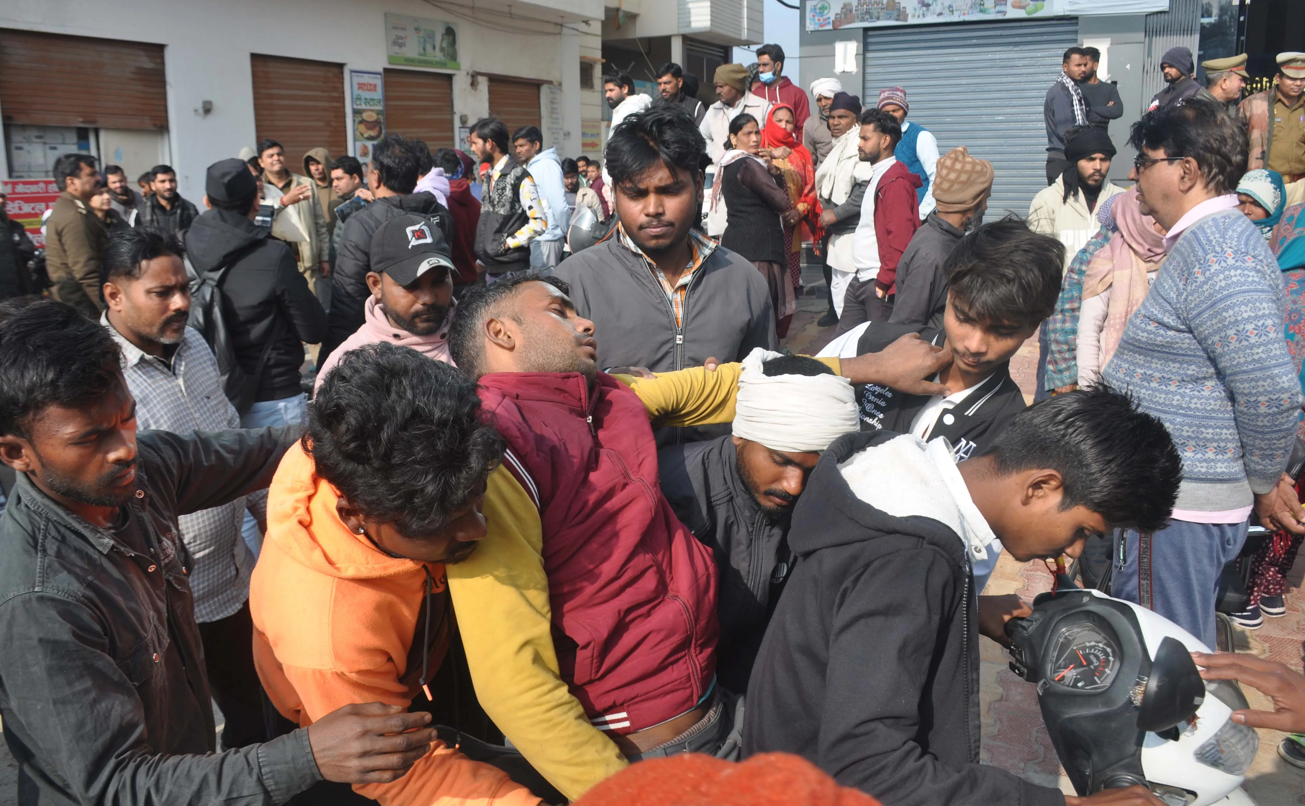 शामली में महिला की मौत के बाद अस्पताल में हंगामा, परिजन और स्टाफ में झगड़ा