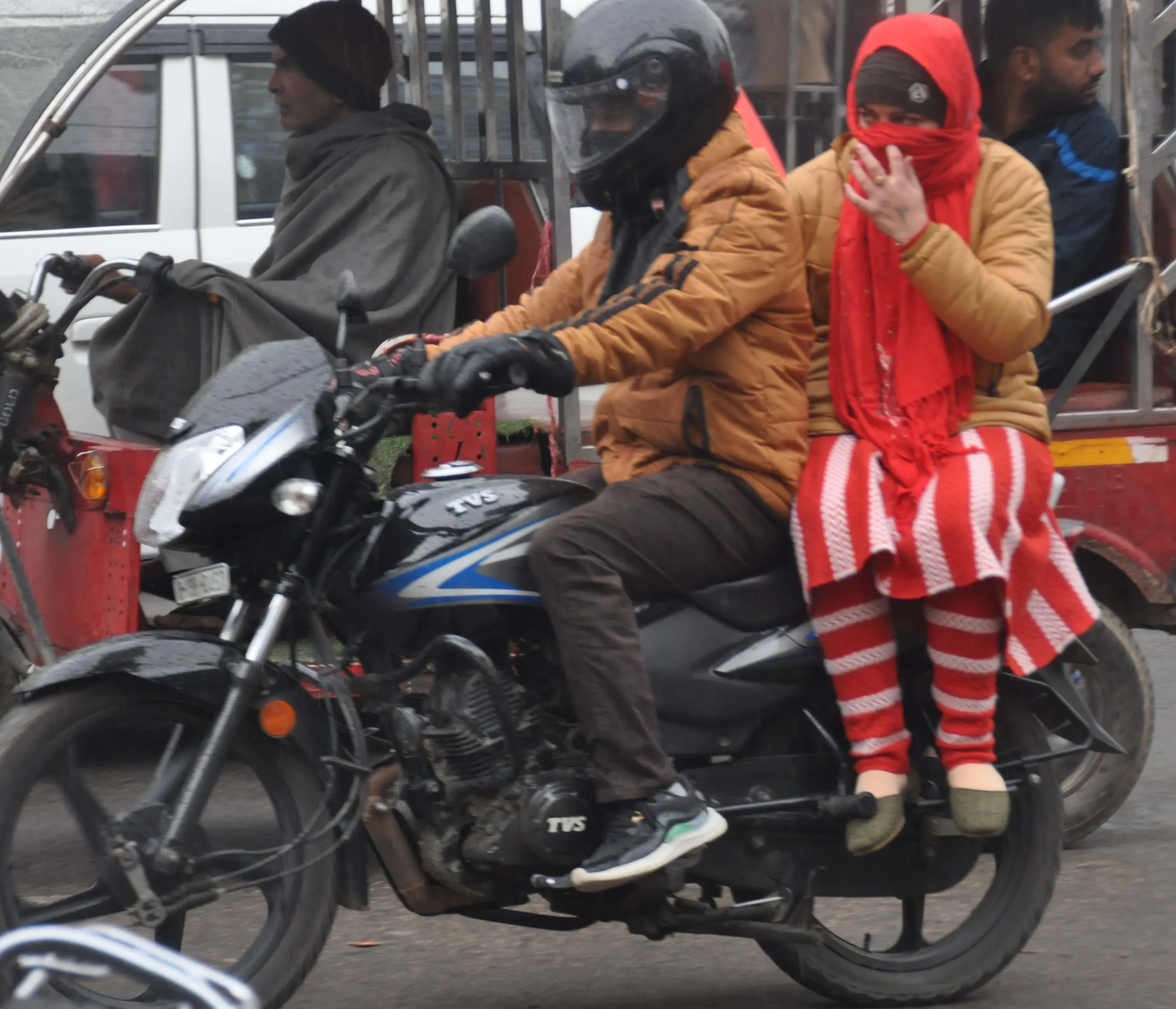 शामली में मौसम का मिजाज बदला, ठंडी हवाओं और बादलों से बढ़ी ठिठुरन