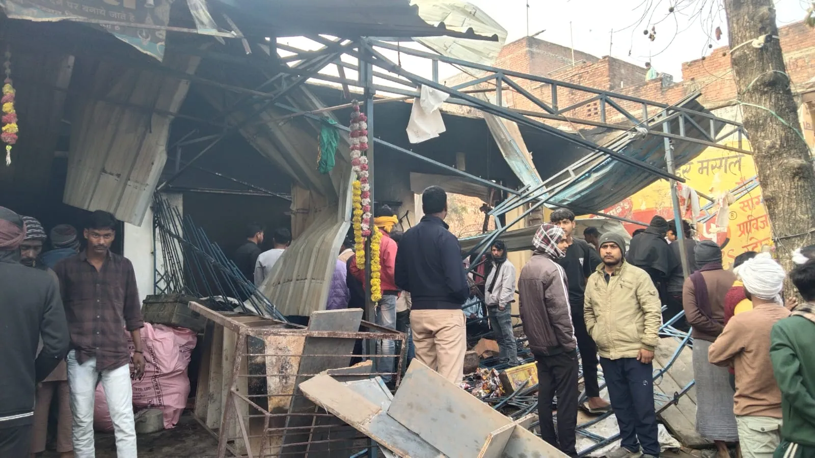 किराना दुकान में भीषण धमाका, 10 दुकानें तबाह, लाखों का सामान जलकर खाक