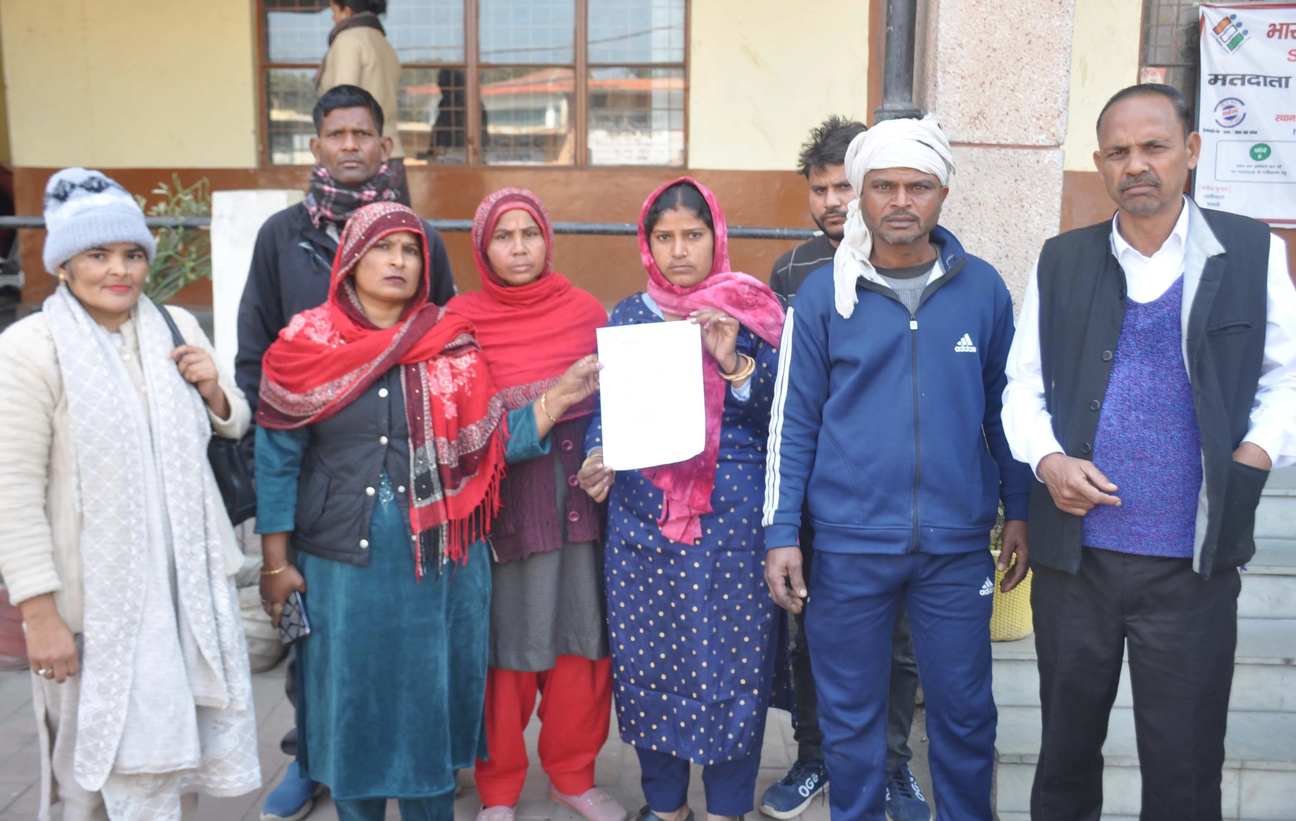 शामलीः बनत में बिना नोटिस मकान ध्वस्तीकरण का आरोप, पीड़ित परिवारों ने DM से लगाई न्याय की गुहार