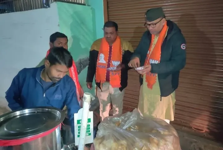 भाजपा विधायक का सादगी भरा अंदाज..गोलगप्पा खिलाने पर कार्यकर्ताओं का चेहरा प्रसन्नता से भरा