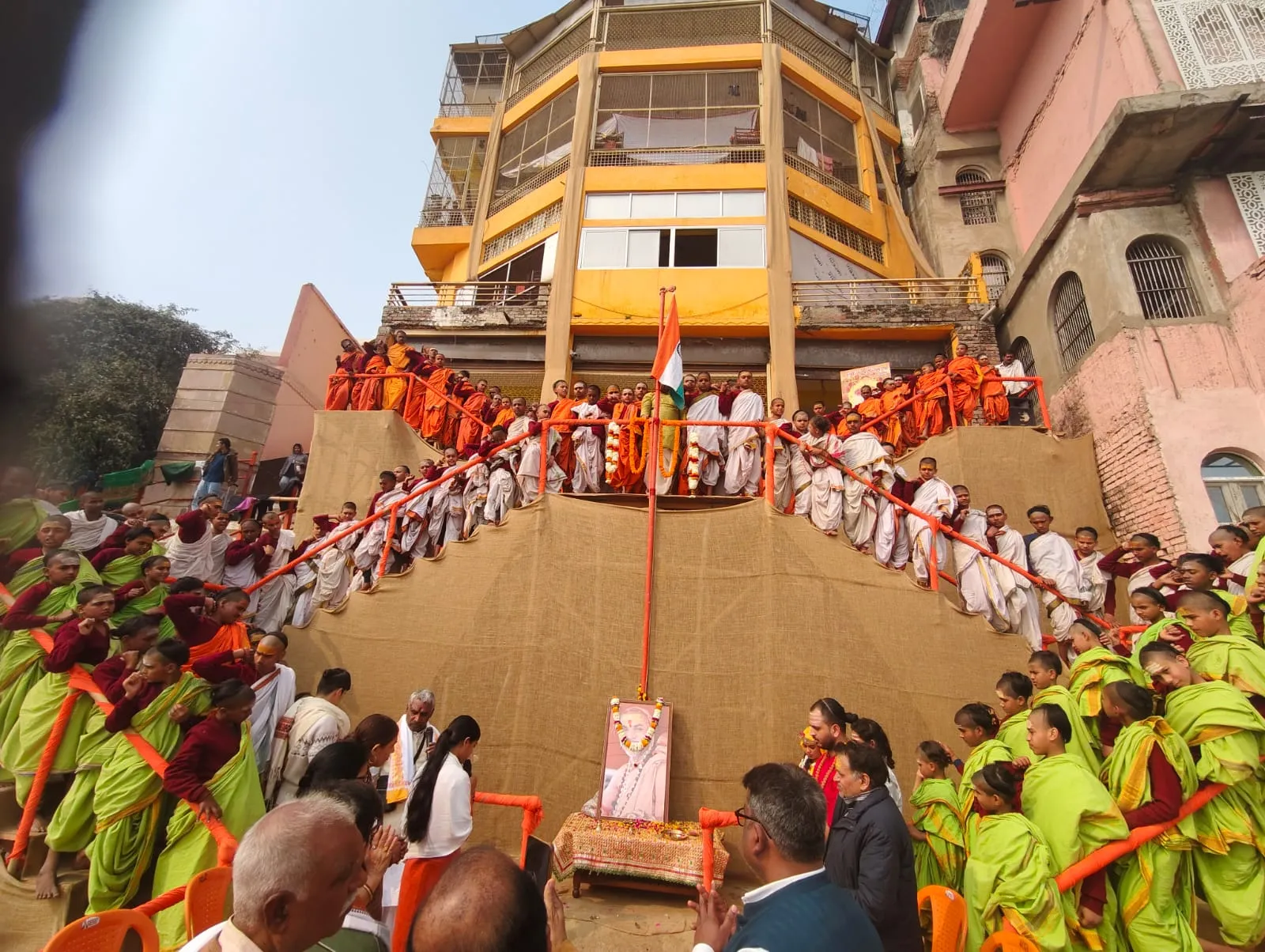 अद्भुत संगम! काशी के शंकराचार्य घाट पर बटुकों ने रचा इतिहास; खुद को तिरंगे के रंग में रंग कर मनाया गणतंत्र दिवस