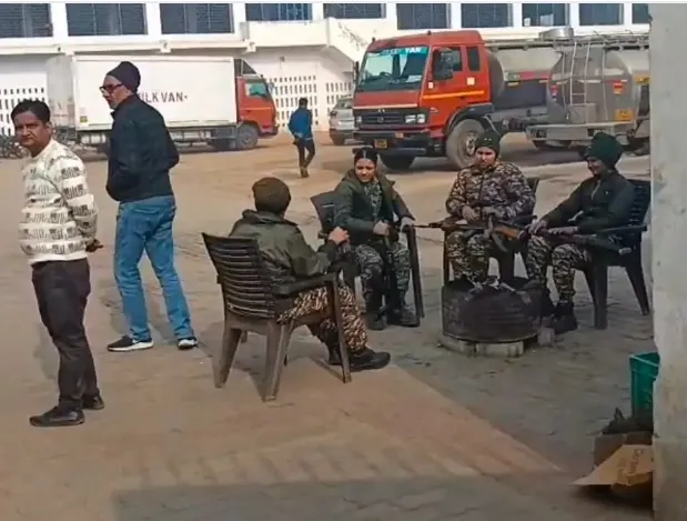 आनंदा डेयरी में चल रही छापेमारी, आयकर टीम के अधिकारी की बिगड़ी तबीयत