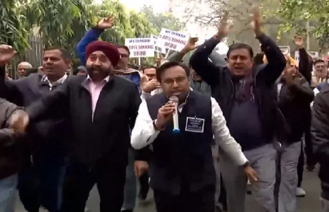 बैंक ग्राहकों की बढ़ी मुश्किलें ! लगातार चौथे दिन बंद रहे सरकारी बैंक, '5-डे वर्किंग' की मांग पर अड़े कर्मचारी