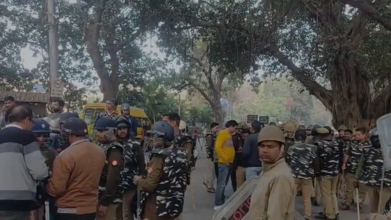 BHU कैंपस में बवाल:  30-40 छात्रों ने किया हमला, PG छात्र का सिर फटा ,पुलिस ने 11 कमरों को किया सील, हमलावरों की तलाश जारी