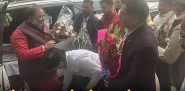 “कुर्सी बचाने के लिए चरण वंदना!” देवरिया में मंत्री के पैरों में गिरे अफसर, वायरल वीडियो से मचा हड़कंप