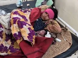 स्वास्थ्य सेवाओं की खुली पोल: एम्बुलेंस नहीं मिलने पर सड़क पर प्रसव, मोबाइल की रोशनी में जन्मी बच्ची